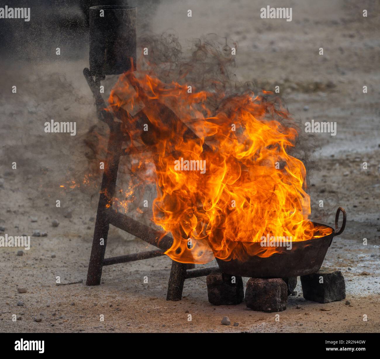 Brennendes Feuer und dunkler Rauch in einer Feuerstelle Stockfoto