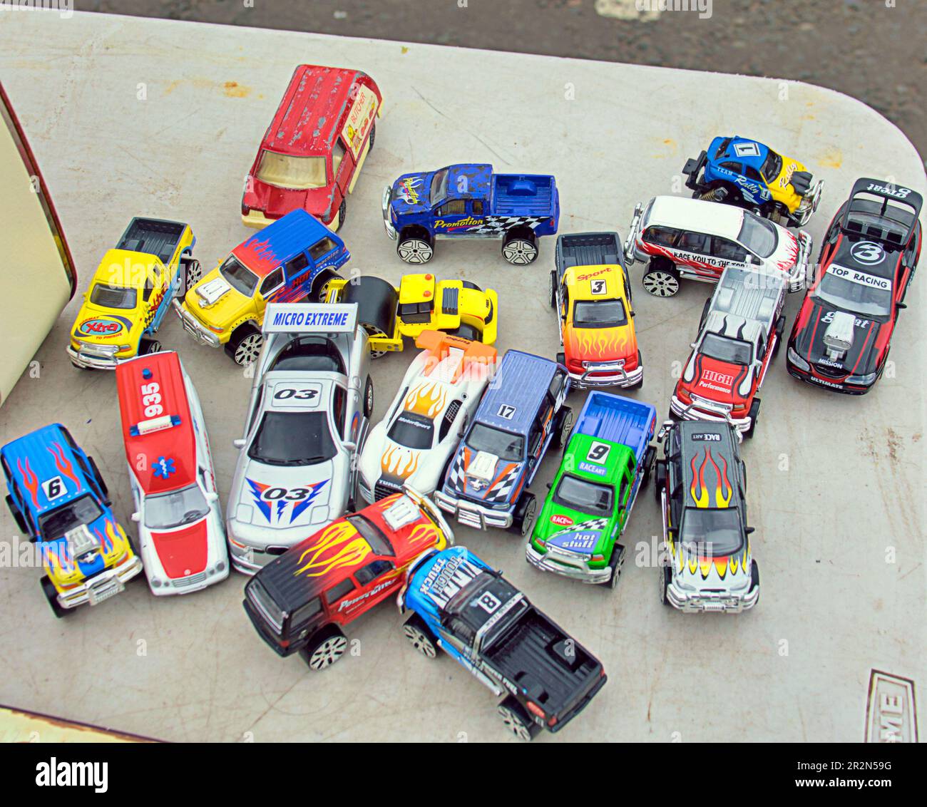 Auswahl an Spielzeugautos wie Streichholzschachtel und Hot-wheels im barras Stockfoto