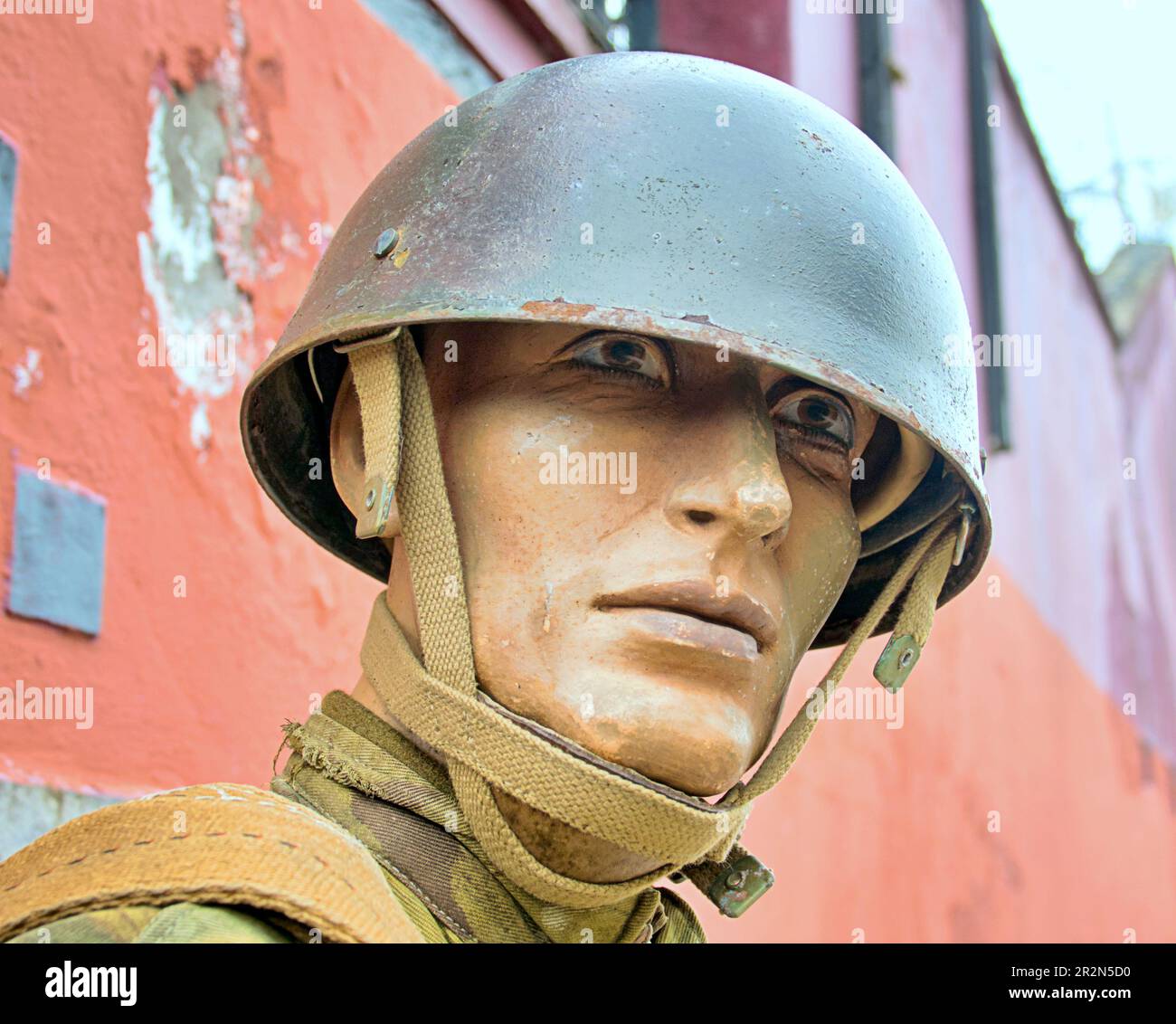 Soldatenpuppe in einem alten Zinnhelm auf dem barras Flohmarkt Stockfoto