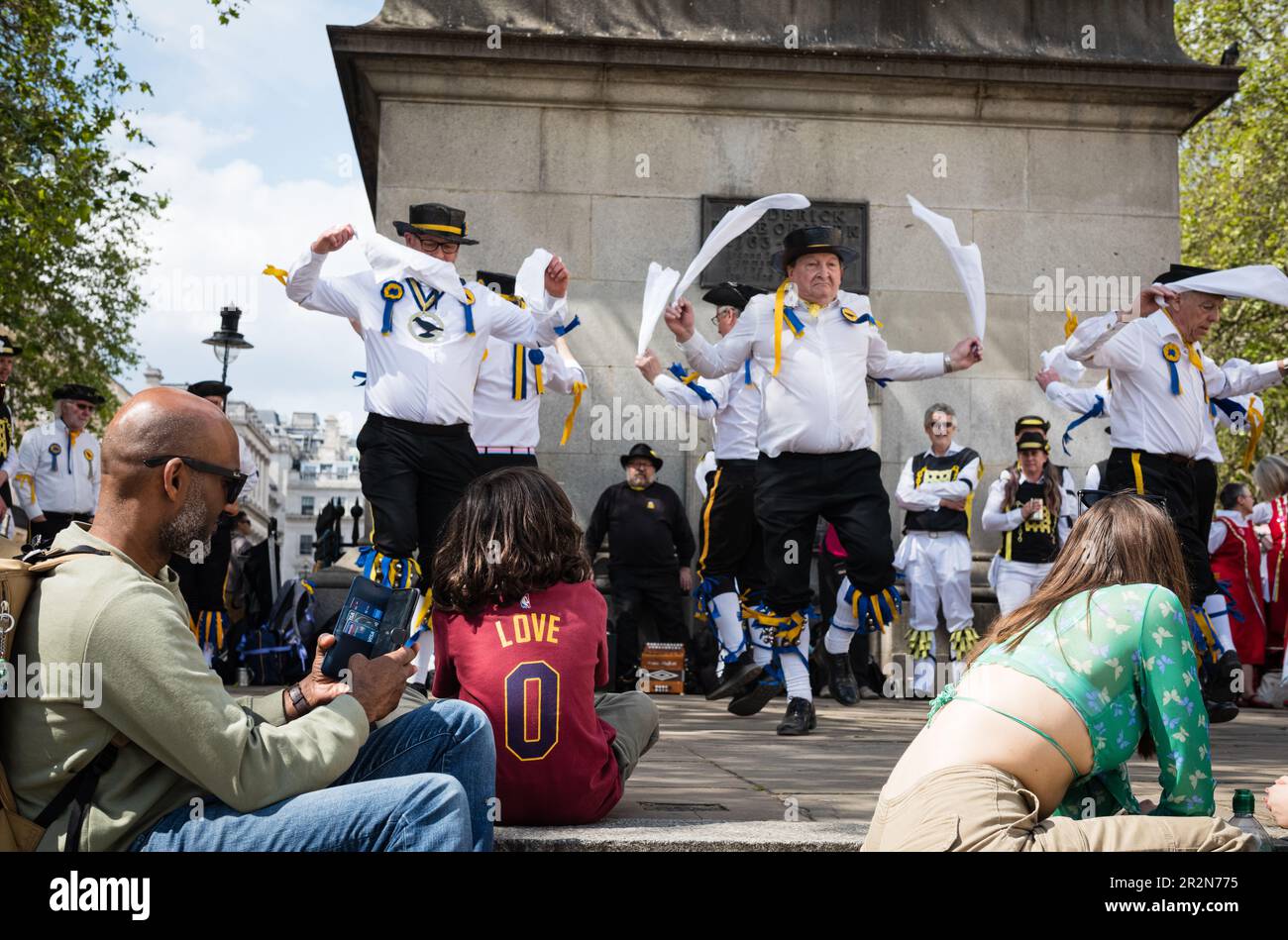 London, Großbritannien, 20. Mai 2023. Morris-Tänzer Tanzen Durch London. Westminster Morris Tänzer, zusammen mit anderen Morris Dancing Societies, nahmen an einem Morris-Tanztag im Stadtteil Westminster Teil. London, Großbritannien. (Tennessee Jones - Alamy Live News) Stockfoto