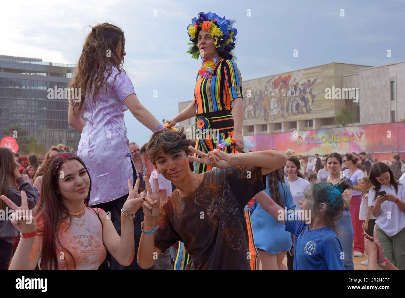 Tirana, Albanien, 20. Mai 2023. Der Skanderbeg Square im Herzen der Stadt wurde für das Colour Day Festival mit dem berühmten National Historical Museum als Kulisse mit einer Flut von Farben und Musik verwandelt. Neben einem umfangreichen Programm an Live-Auftritten werden Farbe und Frühling gefeiert. Die Teilnehmer werfen bunte, waschbare Puder um die dekorierte Arena und übereinander, ähnlich wie beim Indian Holi Festival. Die Veranstaltung findet jedes Jahr im Mai in Griechenland und Albanien statt. G.P. Essex/Alamy Live News Stockfoto