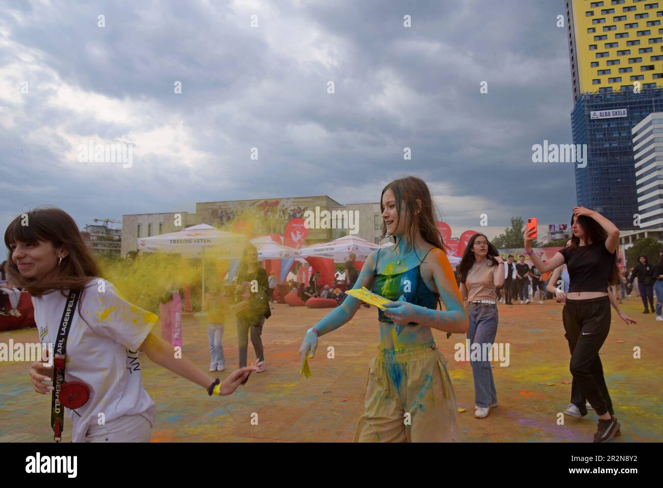 Tirana, Albanien, 20. Mai 2023. Der Skanderbeg Square im Herzen der Stadt wurde für das Colour Day Festival mit dem berühmten National Historical Museum als Kulisse mit einer Flut von Farben und Musik verwandelt. Neben einem umfangreichen Programm an Live-Auftritten werden Farbe und Frühling gefeiert. Die Teilnehmer werfen bunte, waschbare Puder um die dekorierte Arena und übereinander, ähnlich wie beim Indian Holi Festival. Die Veranstaltung findet jedes Jahr im Mai in Griechenland und Albanien statt. G.P. Essex/Alamy Live News Stockfoto