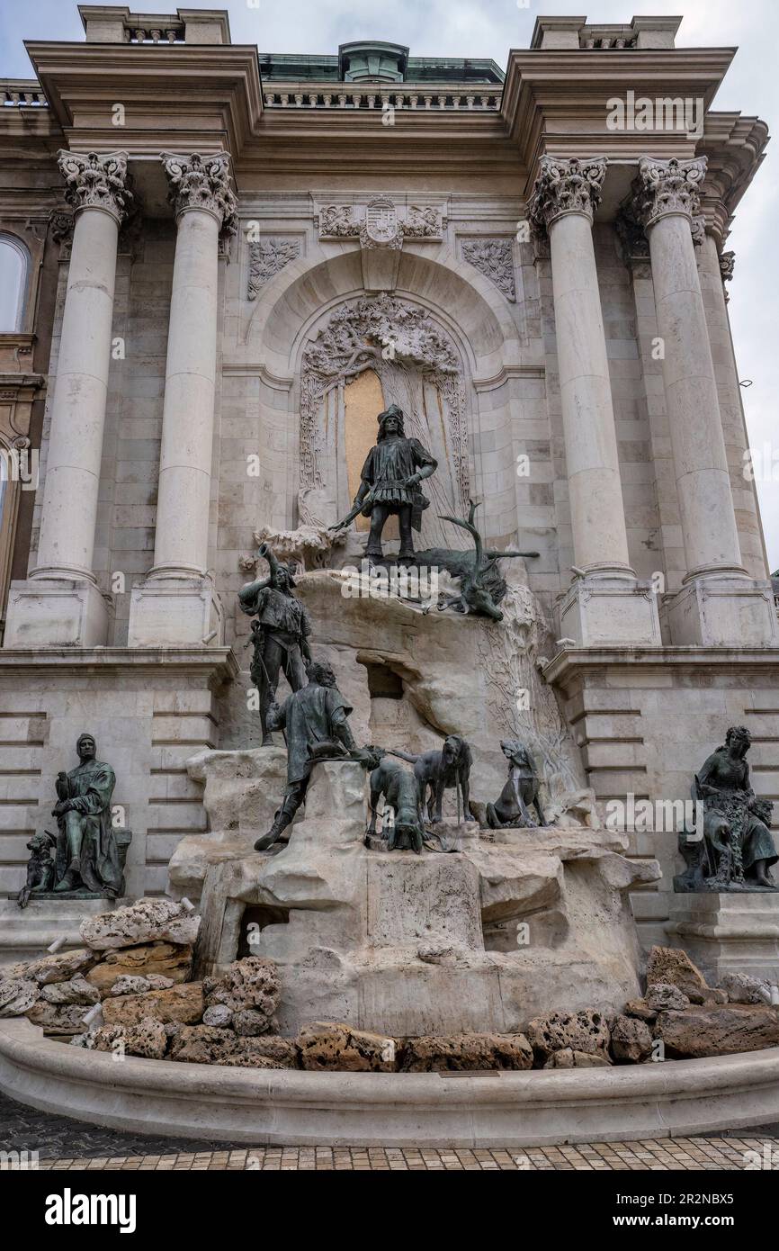 Budapest, Ungarn - 26. November 2022: Die Jagdszene im Matthias-Brunnen am Hunyadi-Hof des Budaer Schlosses, Budapest, Ungarn. Stockfoto