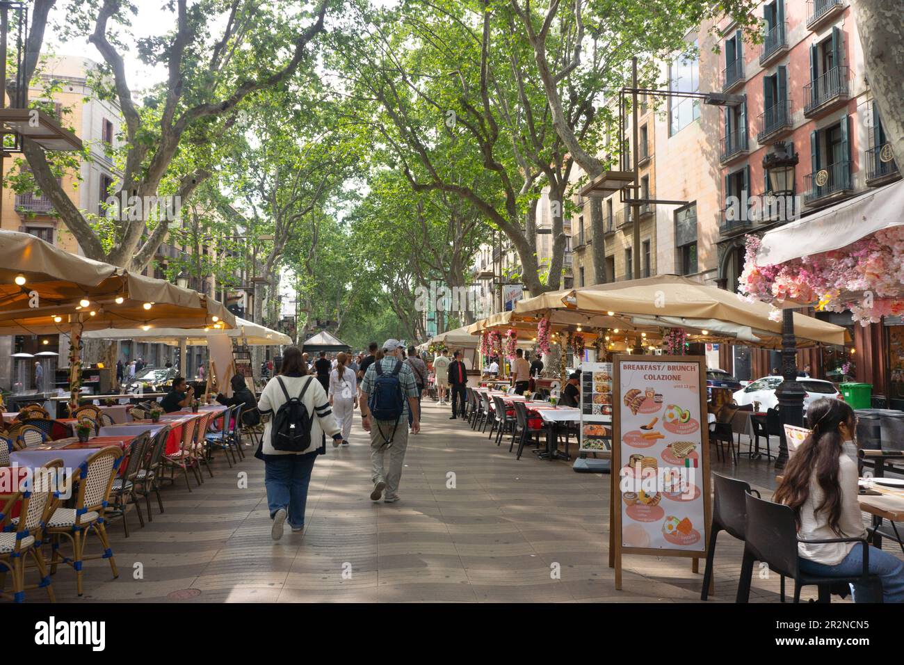 Restaurants im Freien entlang der Las Ramblas in Barcelona, Spanien. Stockfoto