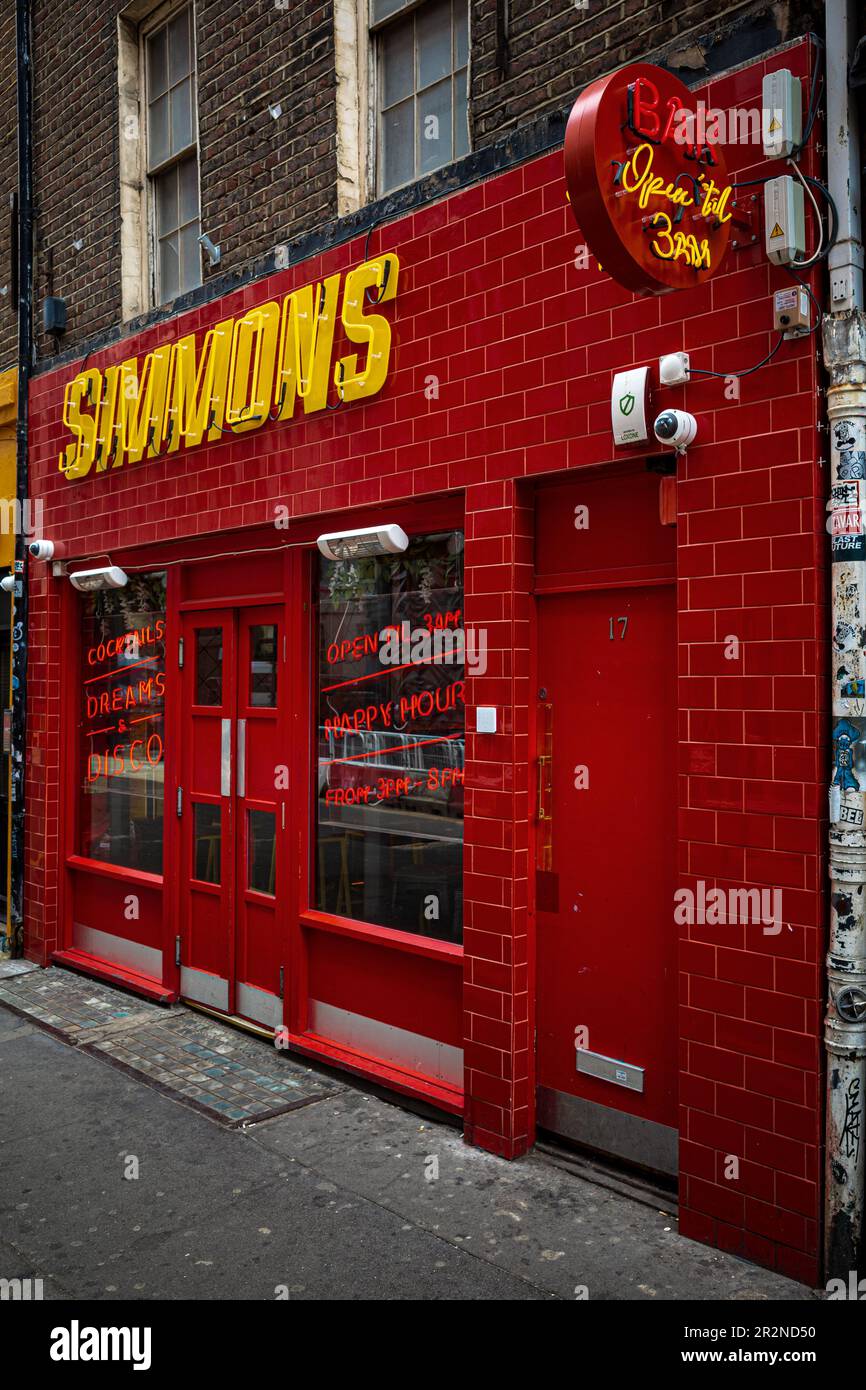 Simmons Bar London. Simmons Tottenham Court Rd in 17 Manette St, London. Simmons ist eine Kette von Londoner Cocktailbars Est. 2013. Stockfoto