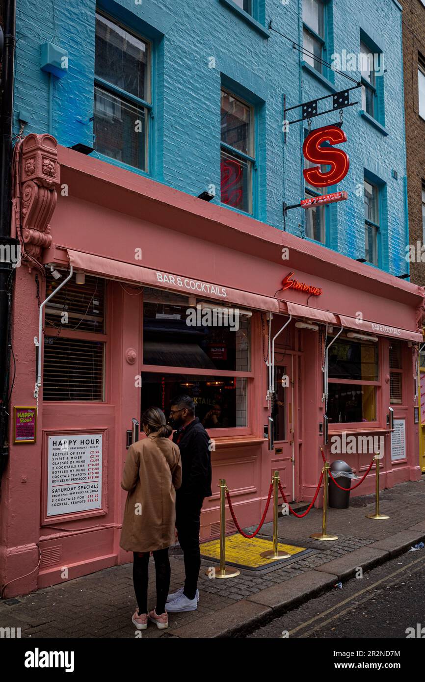 Simmons Cocktailbar Oxford Street London. Die Simmons Bar ist ein beliebter Veranstaltungsort im Londoner West End. Simmons ist eine Kette von Londoner Cocktailbars est. 2013. Stockfoto