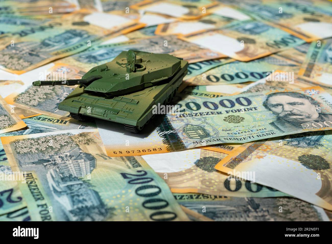 Ungarische 20.000-HUF-Banknoten mit deutschem Leopard-2-Tankmodell Stockfoto