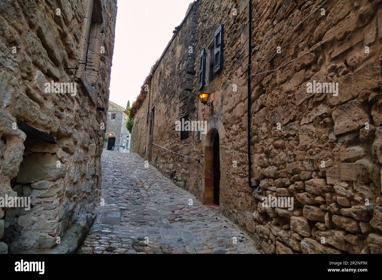 In den Gassen von Lacoste, Luberon, Departement Vaucluse in der Region Provence-Alpes-Cote d'Azur, Provence, Frankreich Stockfoto