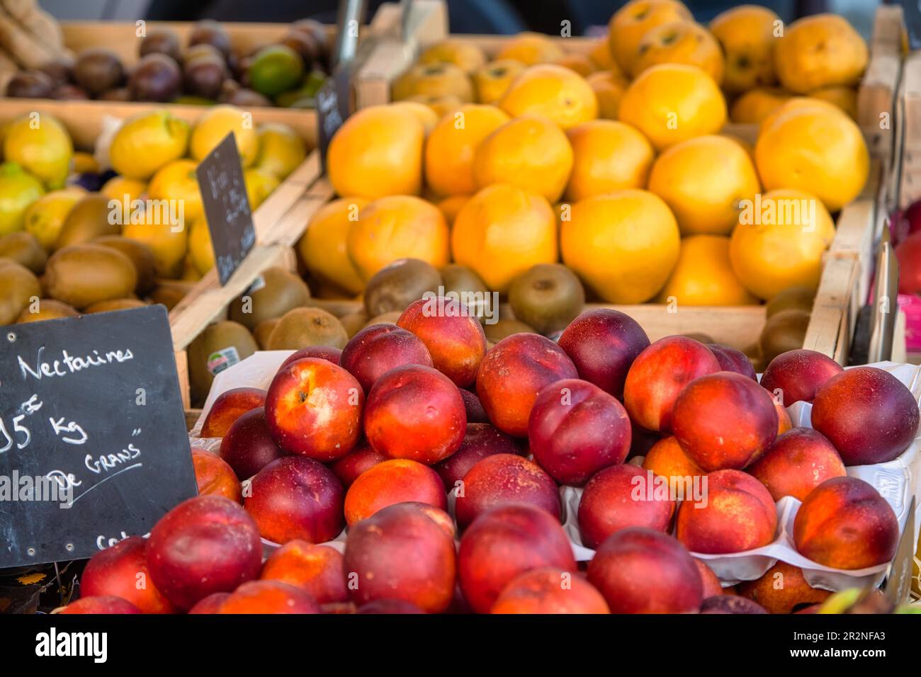 Obst auf dem Markt von L'Isle-sur-la-Sorgue, Departement Vaucluse in der Region Provence-Alpes-Cote d'Azur, Provence, Frankreich Stockfoto