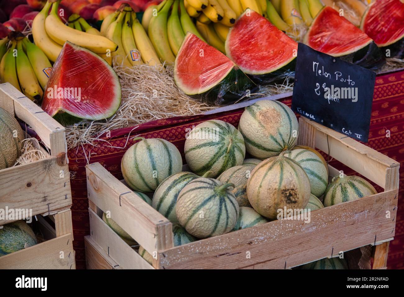 Melonen auf dem Markt von L'Isle-sur-la-Sorgue, Departement Vaucluse in der Region Provence-Alpes-Cote d'Azur, Provence, Frankreich Stockfoto