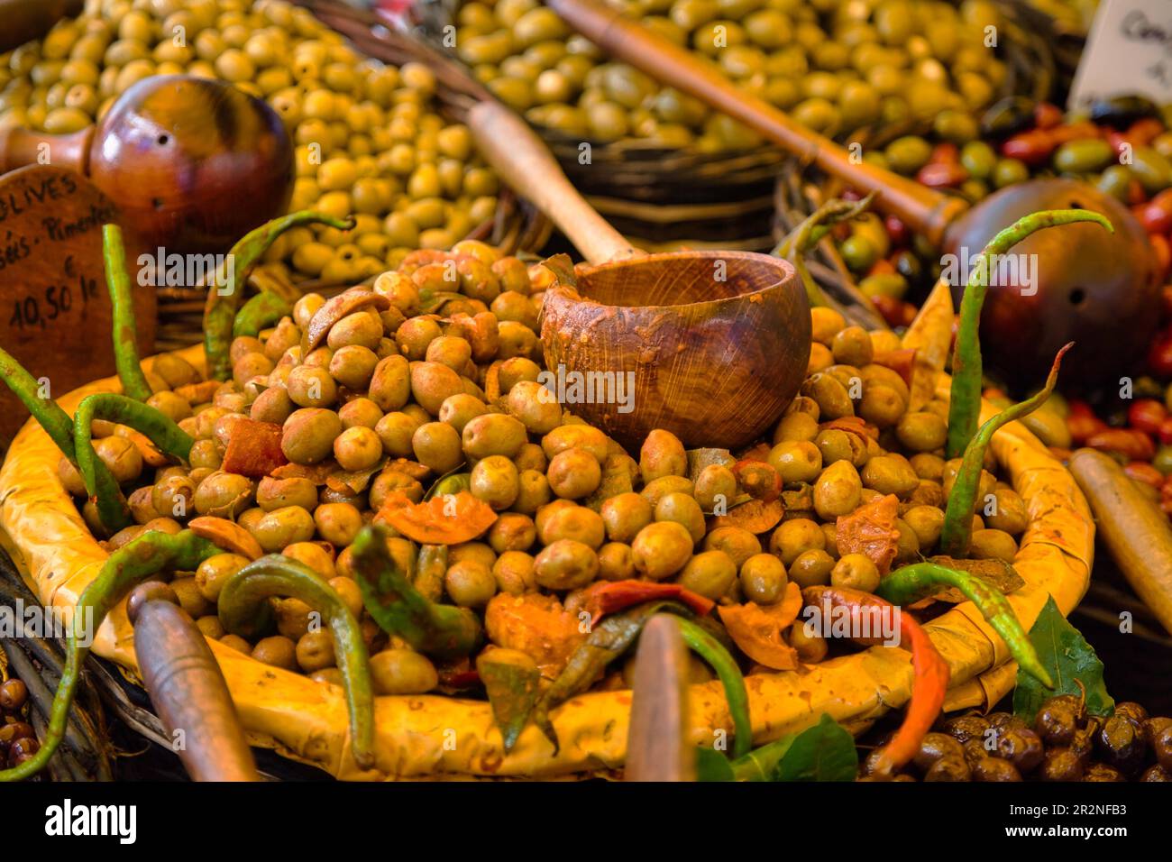 Oliven auf dem Markt von L'Isle-sur-la-Sorgue, Departement Vaucluse in der Region Provence-Alpes-Cote d'Azur, Provence, Frankreich Stockfoto