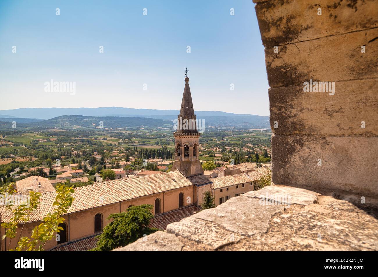 Blick auf St. Saturnin, Luberon, Departement Vaucluse in der Region Provence-Alpes-Cote d'Azur, Provence, Frankreich Stockfoto