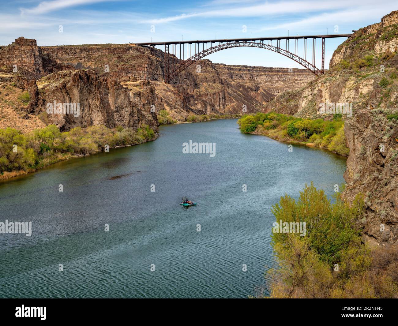 Snake River ikonische Brücke über den Snake River mit einem kleinen Boot Stockfoto