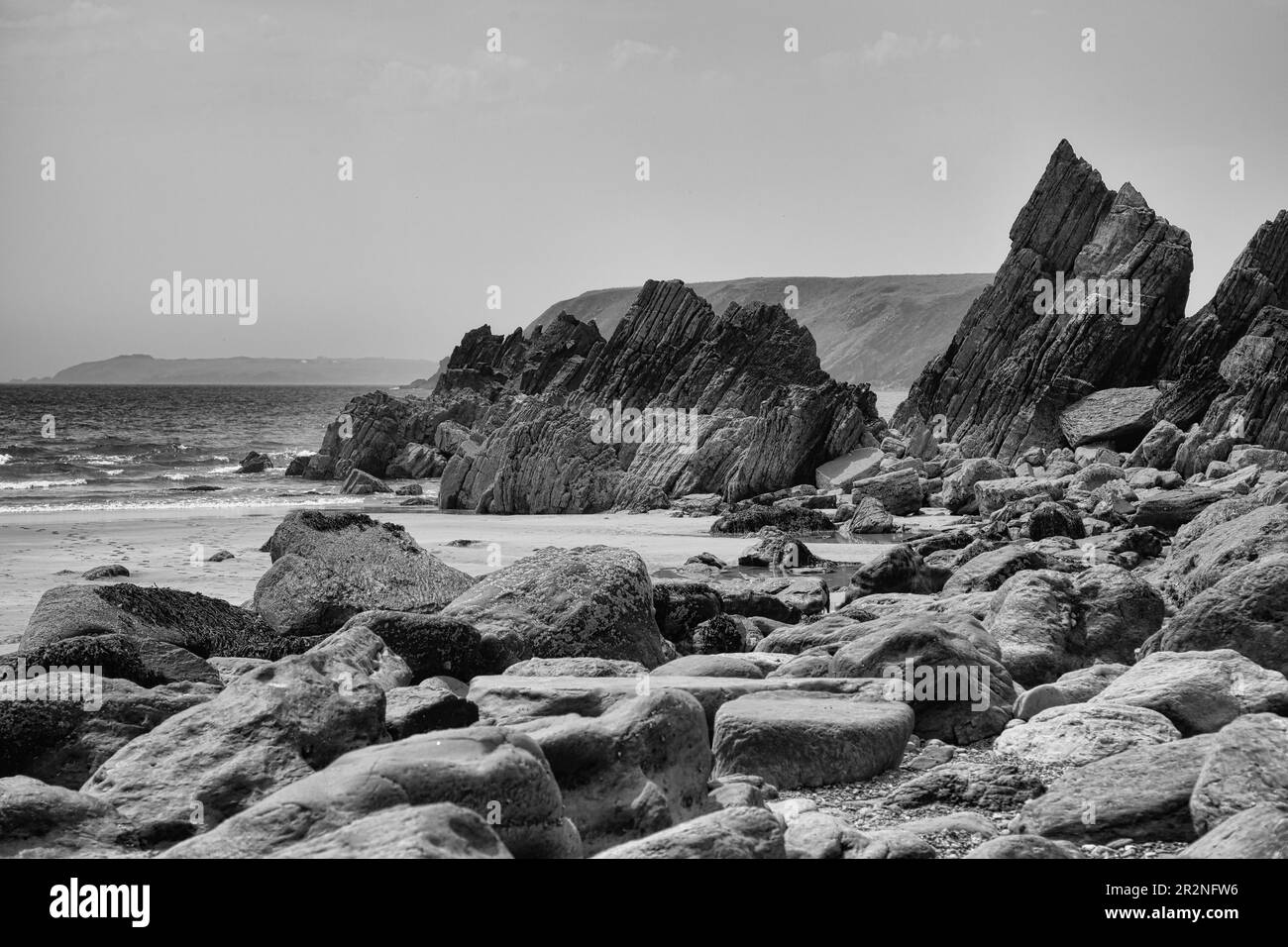 Schroffe Küste, schwarz-weiß, Wales, Großbritannien Stockfoto