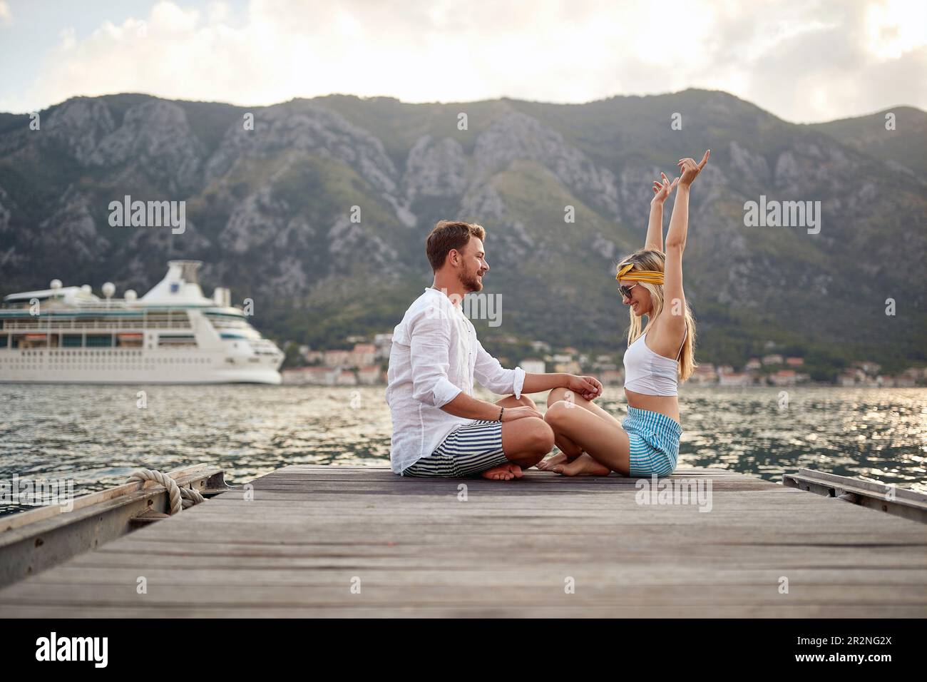 Am See abhängen. Romantischer Urlaub. Ein Paar, das am Seeufer sitzt und sich amüsiert Stockfoto