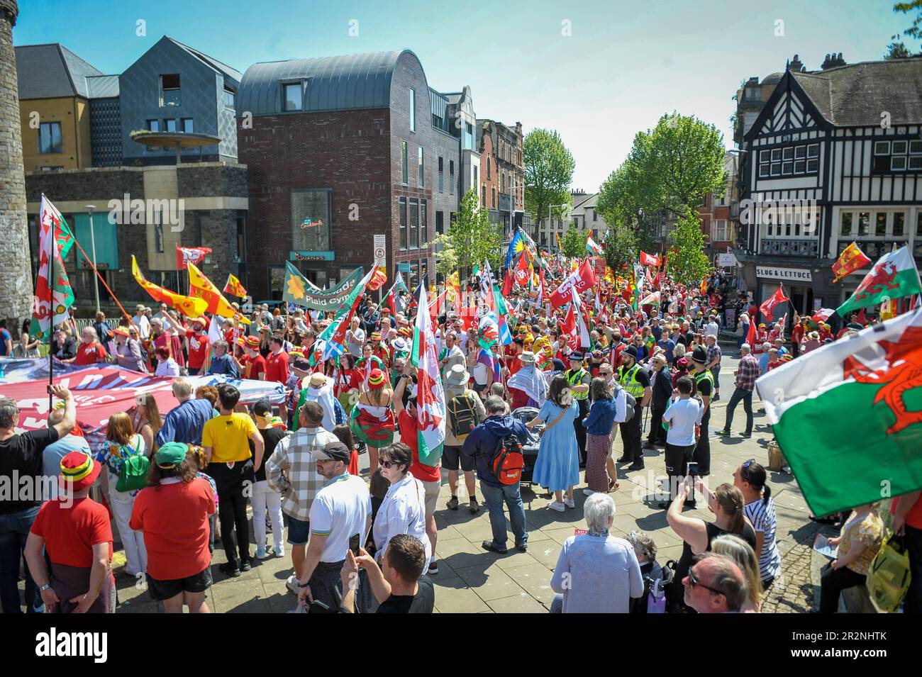 Tausende von Menschen gingen am Samstag auf die Straßen von Swansea, um an einem marsch teilzunehmen, der die walisische Unabhängigkeit forderte. Schätzungsweise 5000 Menschen nahmen an der Veranstaltung in Wales' zweiter Stadt Teil, die von den für die Unabhängigkeit eintretenden Gruppen YES Cymru und AUOB (Alle unter einem Banner) Cymru organisiert wurde. Stockfoto