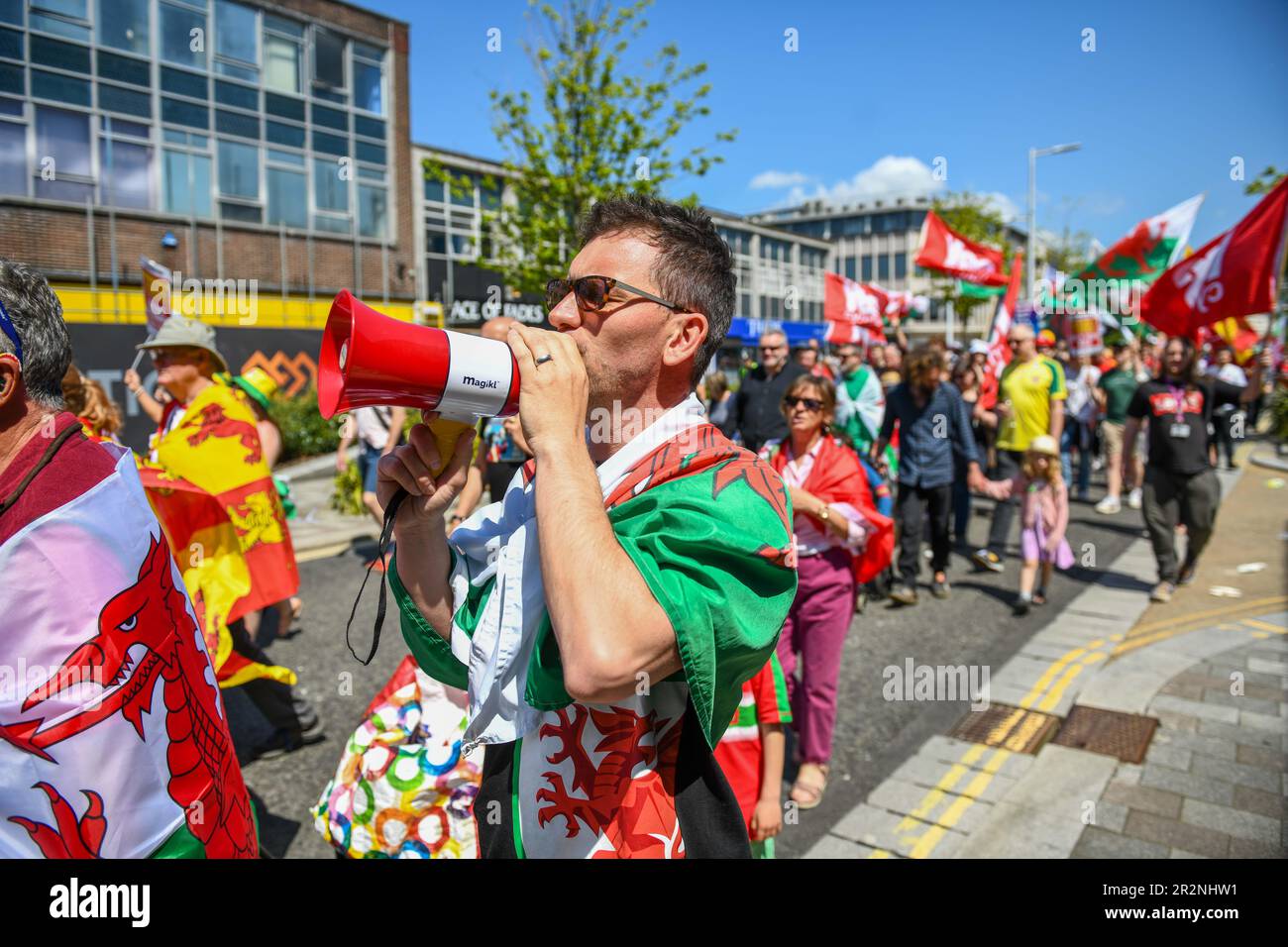 Tausende von Menschen gingen am Samstag auf die Straßen von Swansea, um an einem marsch teilzunehmen, der die walisische Unabhängigkeit forderte. Schätzungsweise 5000 Menschen nahmen an der Veranstaltung in Wales' zweiter Stadt Teil, die von den für die Unabhängigkeit eintretenden Gruppen YES Cymru und AUOB (Alle unter einem Banner) Cymru organisiert wurde. Stockfoto