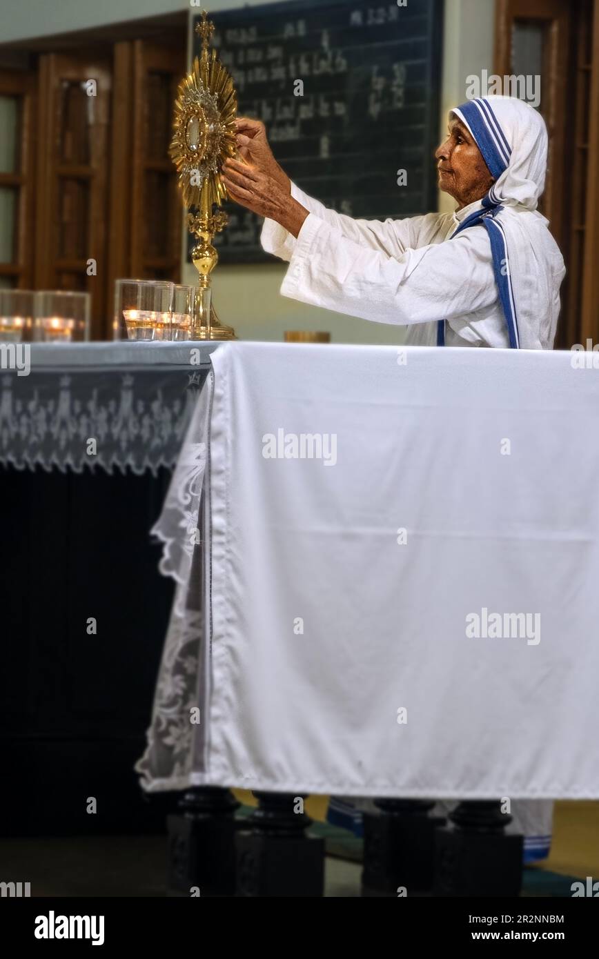 Schwester Mary Joseph, Oberbefehlshaber der Wohltätigkeitsmissionen, die das Heilige Sakrament für Adoration enthüllt Stockfoto