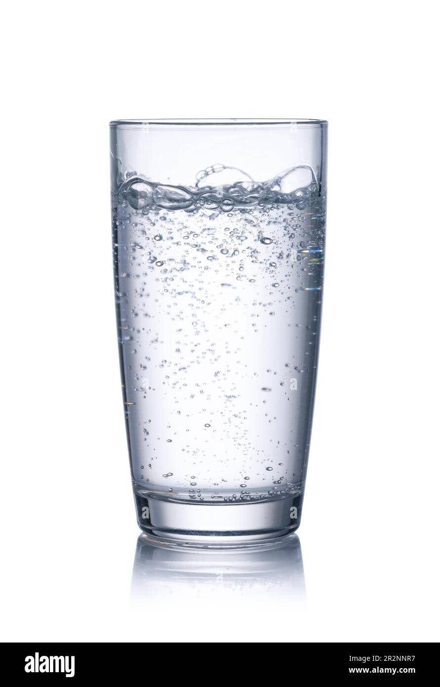 Glas Mineralwasser auf weißem Hintergrund Stockfoto