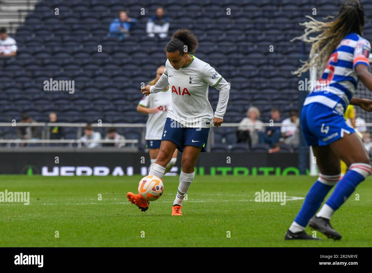 England, Großbritannien. 20. Mai 2023. 20. Mai 2023, England, Vereinigtes Königreich: Tottenham, England, Mai 20. 2023: Drew Spence (24 Tottenham Hotspur) in Aktion während des Barclays Womens Super League-Spiels zwischen .Tottenham Hotspur und Reading im Tottenham Hotspur Stadium in Tottenham, England. (Kreditbild: © Dylan Clinton/Sport Press Photo via Credit: Zuma Press/Alamy Live News Stockfoto