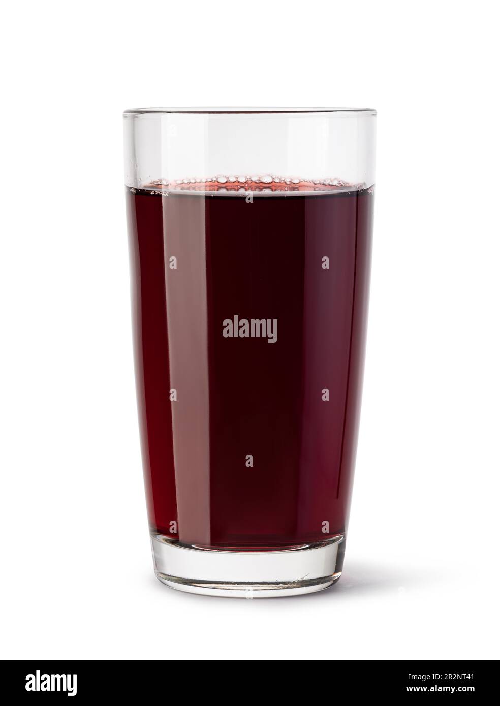 Ein Glas Brombeersaft auf weißem Hintergrund Stockfoto