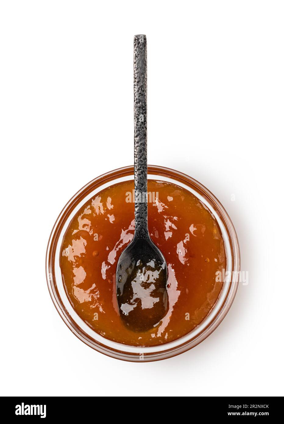 Löffel auf die Untertasse mit isolierter Marmelade auf Weiß Stockfoto