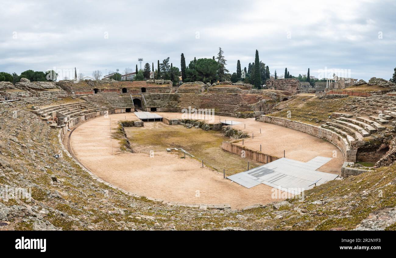 Weitwinkelblick auf das römische Amphitheater Merida in Extremadura, Spanien. Fertiggestellt im Jahr 8 v. Chr., ist es immer noch eine der berühmtesten und besuchten Stockfoto