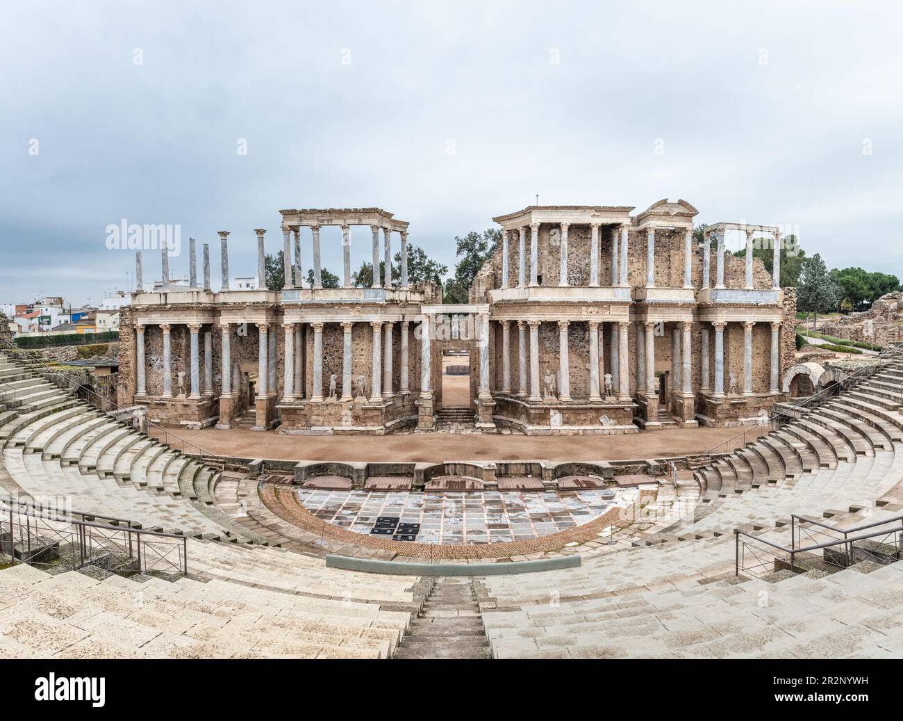Weitwinkelblick auf das römische Theater von Merida in Extremadura, Spanien. Erbaut in den Jahren 16 bis 15 BCE, ist es immer noch eine der berühmtesten und besuchten Stockfoto