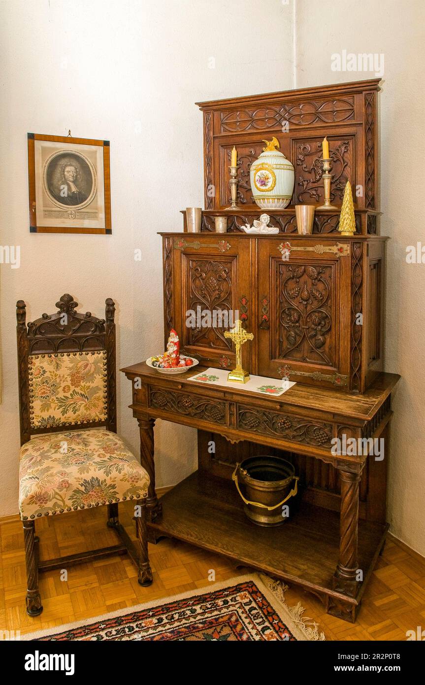 Wohnzimmersekretär, Sideboard, von 1920er, mit Schnitzereien, historisch, Alter, Inneneinrichtung, Inneneinrichtung, Inneneinrichtung, Möbel, Teile von Stockfoto