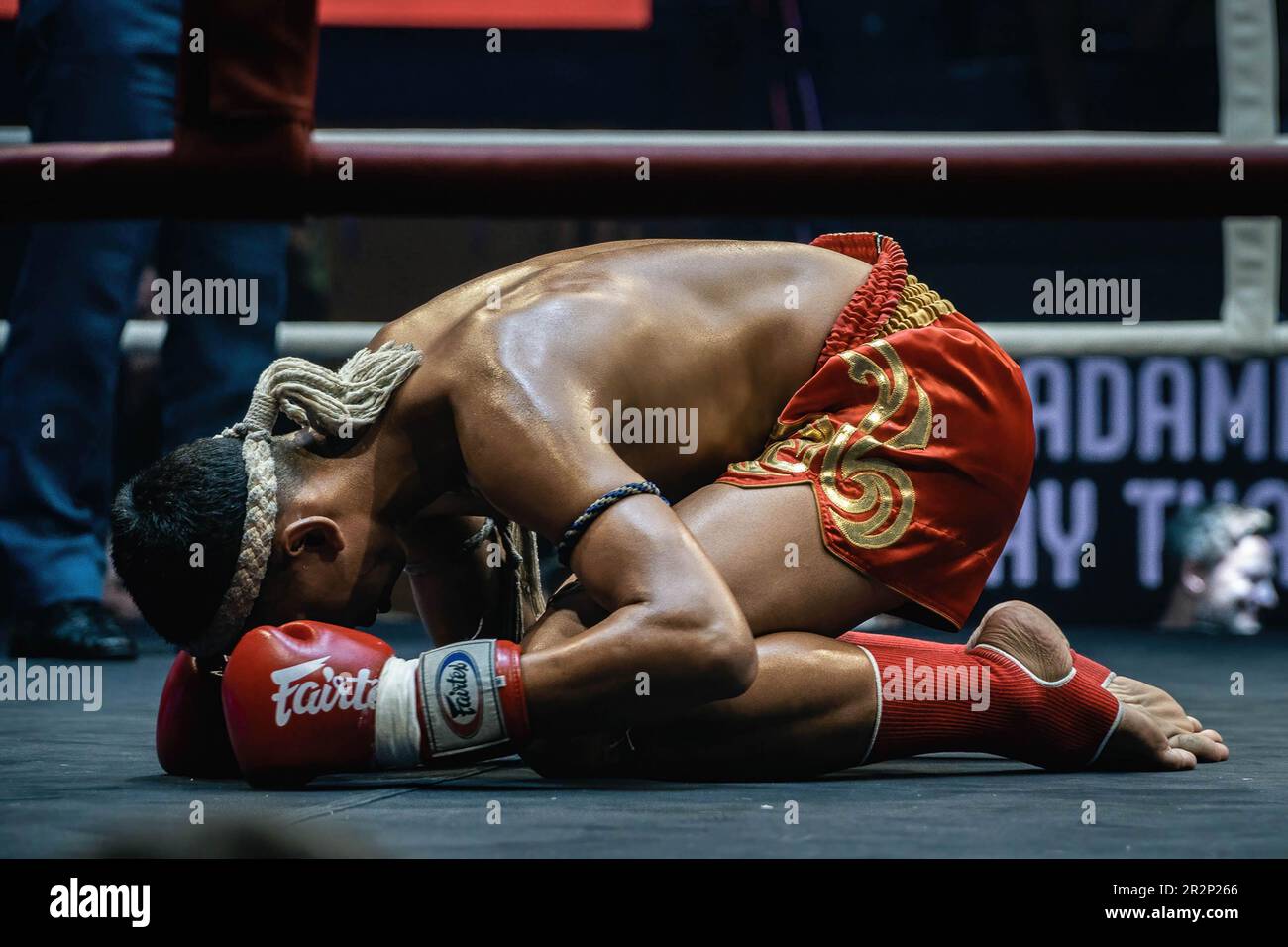 Bangkok, Thailand. 07. November 2022. Ein Muay Thai Boxer führt eine rituelle Zeremonie mit „Wai Kru“ vor der Schlacht durch, was ein Dankeschön und ein Segen ist, um seinen Trainern, Trainingspartnern und seiner Familie im Rajadamnern-Stadion in Bangkok großen Respekt zu zollen. Muay Thai kämpft in Thailands legendärem Boxstadion Rajadamnern, der Traumbühne für Wettkämpfer und beliebt für Kampfsportarten auf der ganzen Welt. (Foto: Nathalie Jamois/SOPA Images/Sipa USA) Guthaben: SIPA USA/Alamy Live News Stockfoto