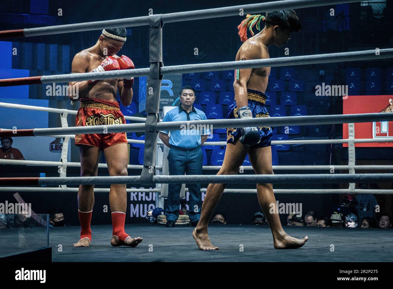 Bangkok, Thailand. 07. November 2022. Ein Muay Thai Boxer führt eine rituelle Zeremonie mit „Wai Kru“ vor der Schlacht durch, was ein Dankeschön und ein Segen ist, um seinen Trainern, Trainingspartnern und seiner Familie im Rajadamnern-Stadion in Bangkok großen Respekt zu zollen. Muay Thai kämpft in Thailands legendärem Boxstadion Rajadamnern, der Traumbühne für Wettkämpfer und beliebt für Kampfsportarten auf der ganzen Welt. (Foto: Nathalie Jamois/SOPA Images/Sipa USA) Guthaben: SIPA USA/Alamy Live News Stockfoto