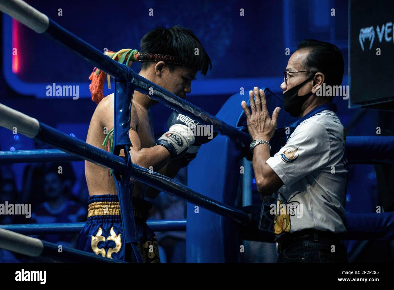 Bangkok, Thailand. 07. November 2022. Ein Muay Thai Boxer führt eine rituelle Zeremonie mit „Wai Kru“ vor der Schlacht durch, was ein Dankeschön und ein Segen ist, um seinen Trainern, Trainingspartnern und seiner Familie im Rajadamnern-Stadion in Bangkok großen Respekt zu zollen. Muay Thai kämpft in Thailands legendärem Boxstadion Rajadamnern, der Traumbühne für Wettkämpfer und beliebt für Kampfsportarten auf der ganzen Welt. (Foto: Nathalie Jamois/SOPA Images/Sipa USA) Guthaben: SIPA USA/Alamy Live News Stockfoto