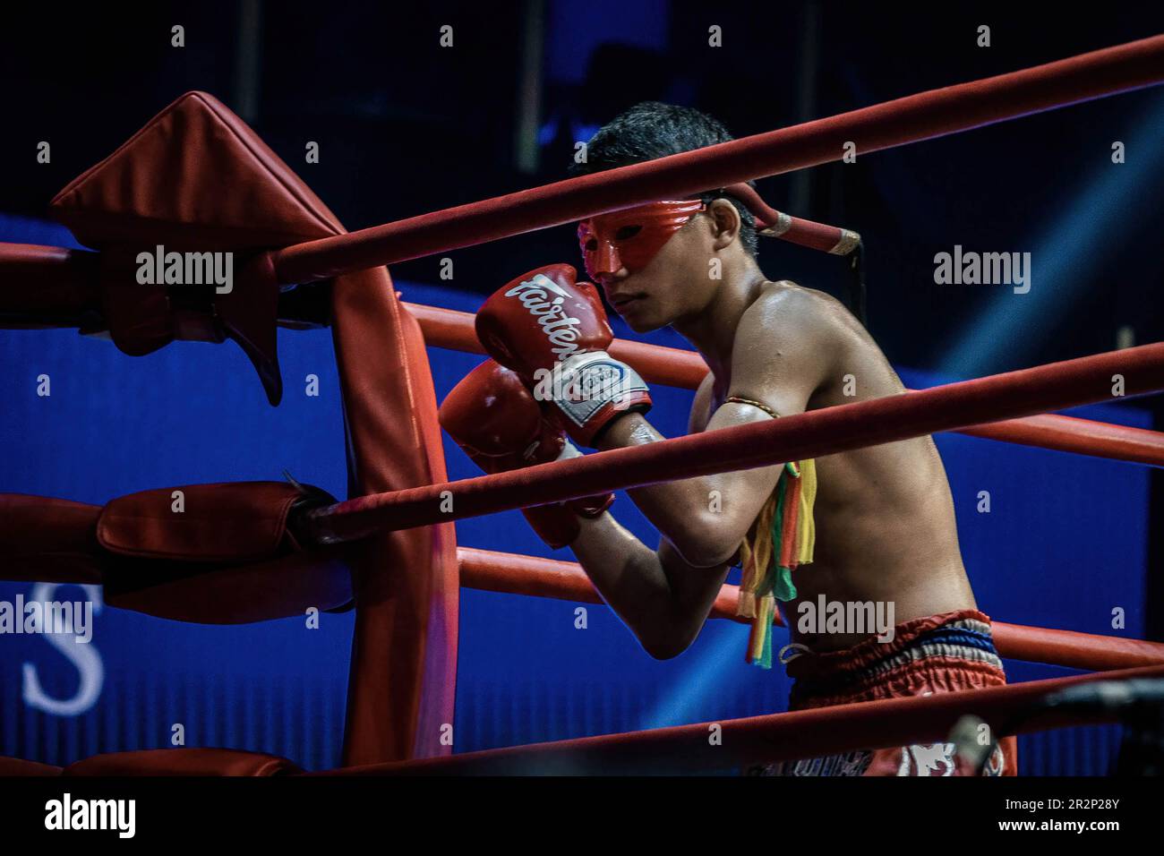 Bangkok, Thailand. 07. November 2022. Ein Muay Thai Boxer führt eine rituelle Zeremonie mit „Wai Kru“ vor der Schlacht durch, was ein Dankeschön und ein Segen ist, um seinen Trainern, Trainingspartnern und seiner Familie im Rajadamnern-Stadion in Bangkok großen Respekt zu zollen. Muay Thai kämpft in Thailands legendärem Boxstadion Rajadamnern, der Traumbühne für Wettkämpfer und beliebt für Kampfsportarten auf der ganzen Welt. (Foto: Nathalie Jamois/SOPA Images/Sipa USA) Guthaben: SIPA USA/Alamy Live News Stockfoto