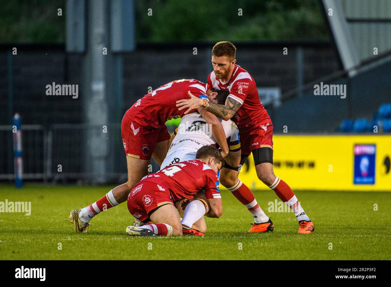 Chris Hill von Huddersfield Giants wird am Samstag, den 20. Mai 2023, im AJ Bell Stadium, Eccles, beim sechsten Runde des Betfred Challenge Cup zwischen Salford Red Devils und Huddersfield Giants angegriffen. (Foto: Ian Charles | MI News) Guthaben: MI News & Sport /Alamy Live News Stockfoto