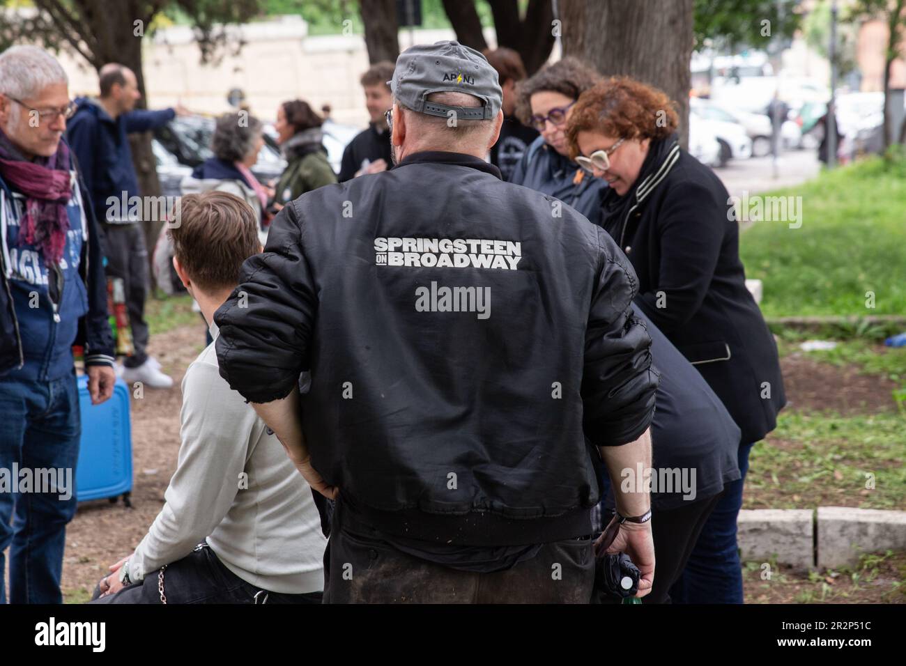 Rom, Italien. 20. Mai 2023. Personen außerhalb der Circus Maximus Gegend in Rom für ein Konzert von Bruce Springsteen (Foto: Matteo Nardone/Pacific Press/Sipa USA) Guthaben: SIPA USA/Alamy Live News Stockfoto