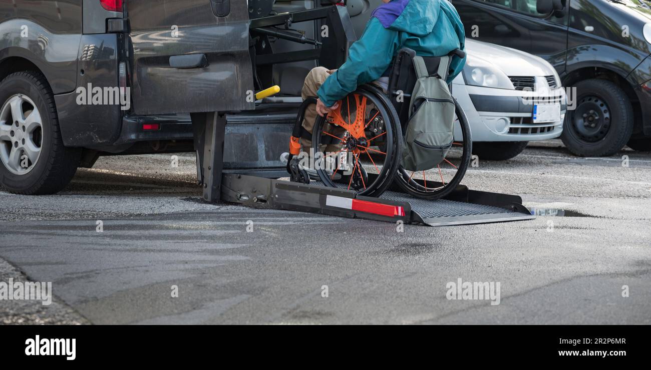 Transport für Personen mit Behinderung im Rollstuhl mit Kleinbus-Lift. Stockfoto