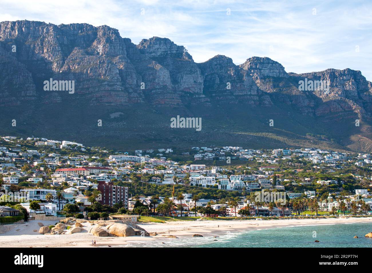 Der Blick auf Glen Beach und Camps Bay Beach mit Tafelberg im Hintergrund, Kapstadt, Südafrika Stockfoto