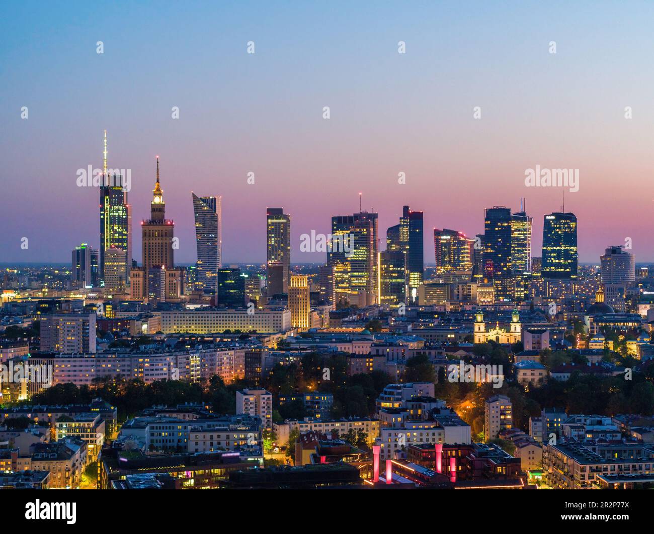 Stadtzentrum von Warschau in der Abenddämmerung, stimmungsvolle Luftlandschaft Stockfoto