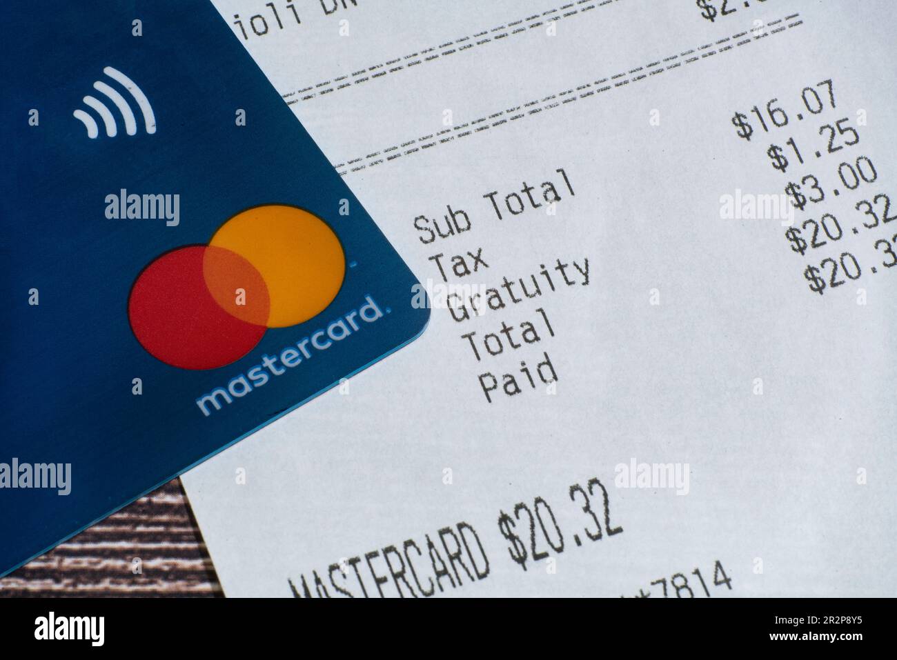 Lake Elsinore, CA, USA - 20. Mai. 2023: Ecke der Mastercard auf der Restaurantrechnung. Stockfoto