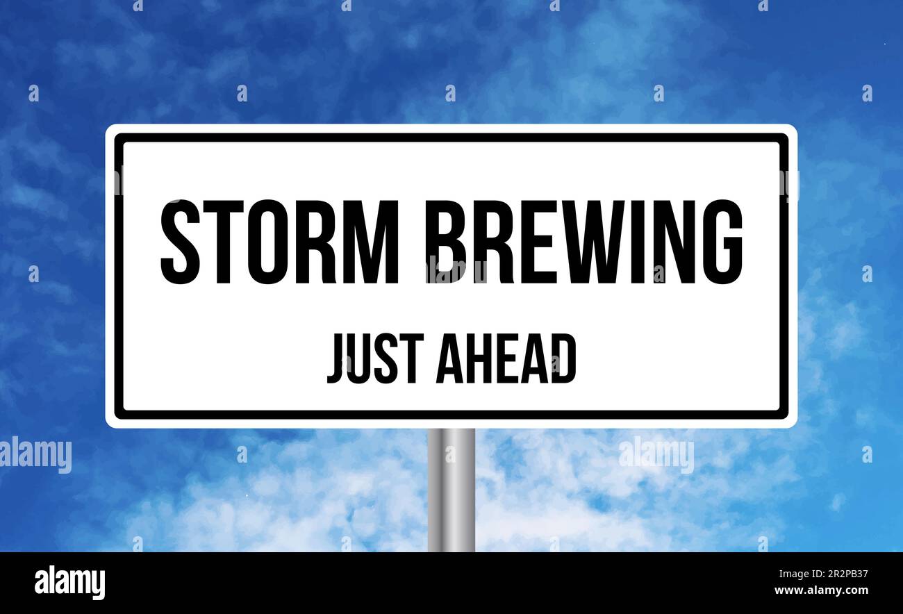 Storm Brewing direkt vor Ihnen liegt ein Schild am blauen Himmel Stockfoto
