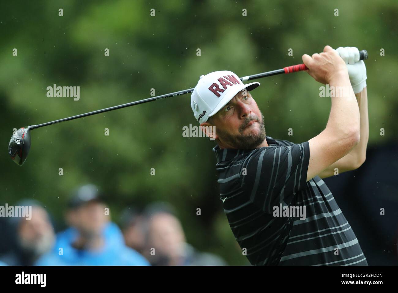 Rochester, USA. 20. Mai 2023. PGA Professional, Michael Block, beobachtet seinen Abschlag auf dem 8.-Loch während der dritten Runde der PGA Championship 2023 im Oak Hill Country Club in Rochester, New York, am Samstag, den 20. Mai 2023. Foto: Aaron Josefczyk/UPI Credit: UPI/Alamy Live News Stockfoto