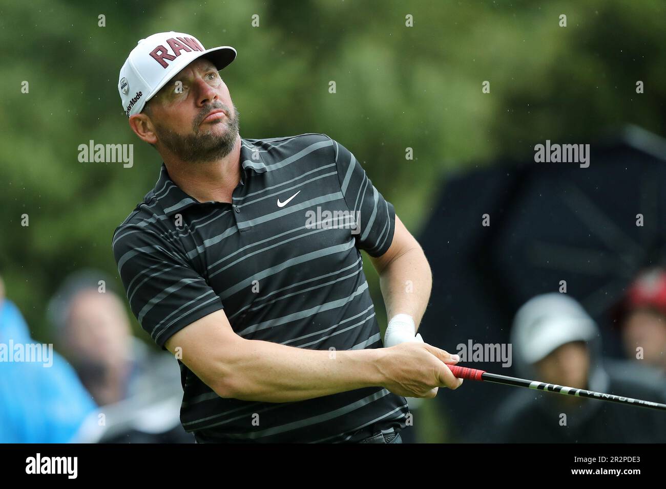 Rochester, USA. 20. Mai 2023. PGA Professional, Michael Block, beobachtet seinen Abschlag auf dem 8.-Loch während der dritten Runde der PGA Championship 2023 im Oak Hill Country Club in Rochester, New York, am Samstag, den 20. Mai 2023. Foto: Aaron Josefczyk/UPI Credit: UPI/Alamy Live News Stockfoto