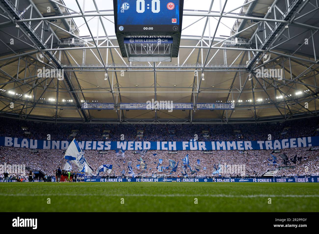 Choreographie der GE-Fans in der Nordkurve – ich werde Blau und Weiß für immer tragen! - Alle GE-Fans in der unteren Ebene der Nordkurve tragen weiß, in der oberen Ebene blau, Veltins-Arena Fan Curve, Football 1. Bundesliga, 33. Matchday, FC Schalke 04 (GE) - Eintracht Frankfurt (F) 2: 2, am 20. Mai 2023 in Gelsenkirchen/Deutschland. #DFL-Vorschriften verbieten die Verwendung von Fotografien als Bildsequenzen und/oder quasi-Video # Stockfoto