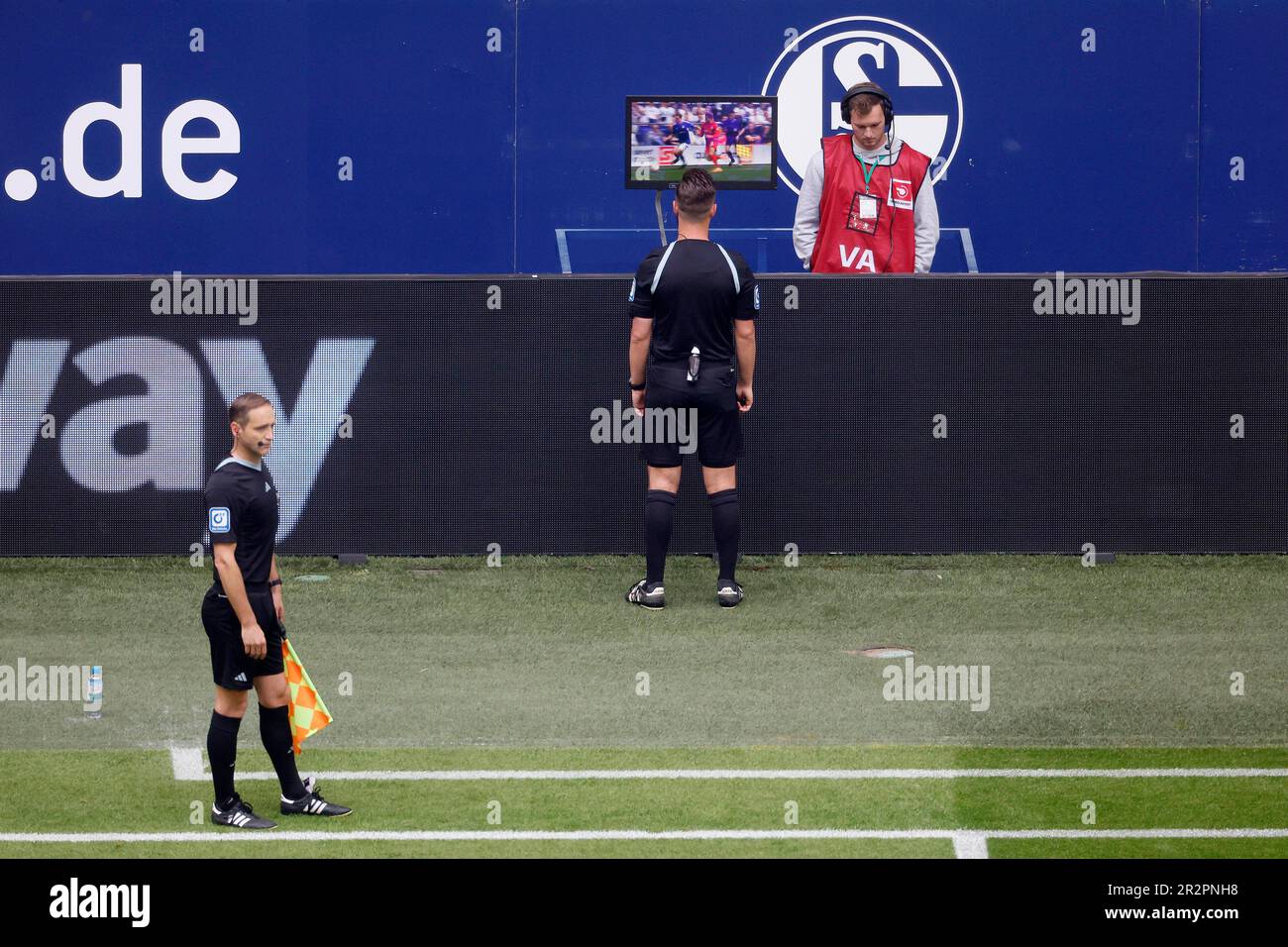 Gelsenkirchen, Deutschland, 1. Fussball Bundesliga 33. Spieltag FC Schalke 04 gegen Eintracht Frankfurt 2:2 am 20. 05. 2023 in der Veltins Arena auf Schalke in Gelsenkirchen Daniel SCHLAGER 2.v.re.- schaut sich auf dem Monitor zur Überprüfung die Szene an, die den Frankfurter Treffer zum 1-1 Ausgleich vorausging Foto: Norbert Schmidt, Düsseldorf Stockfoto