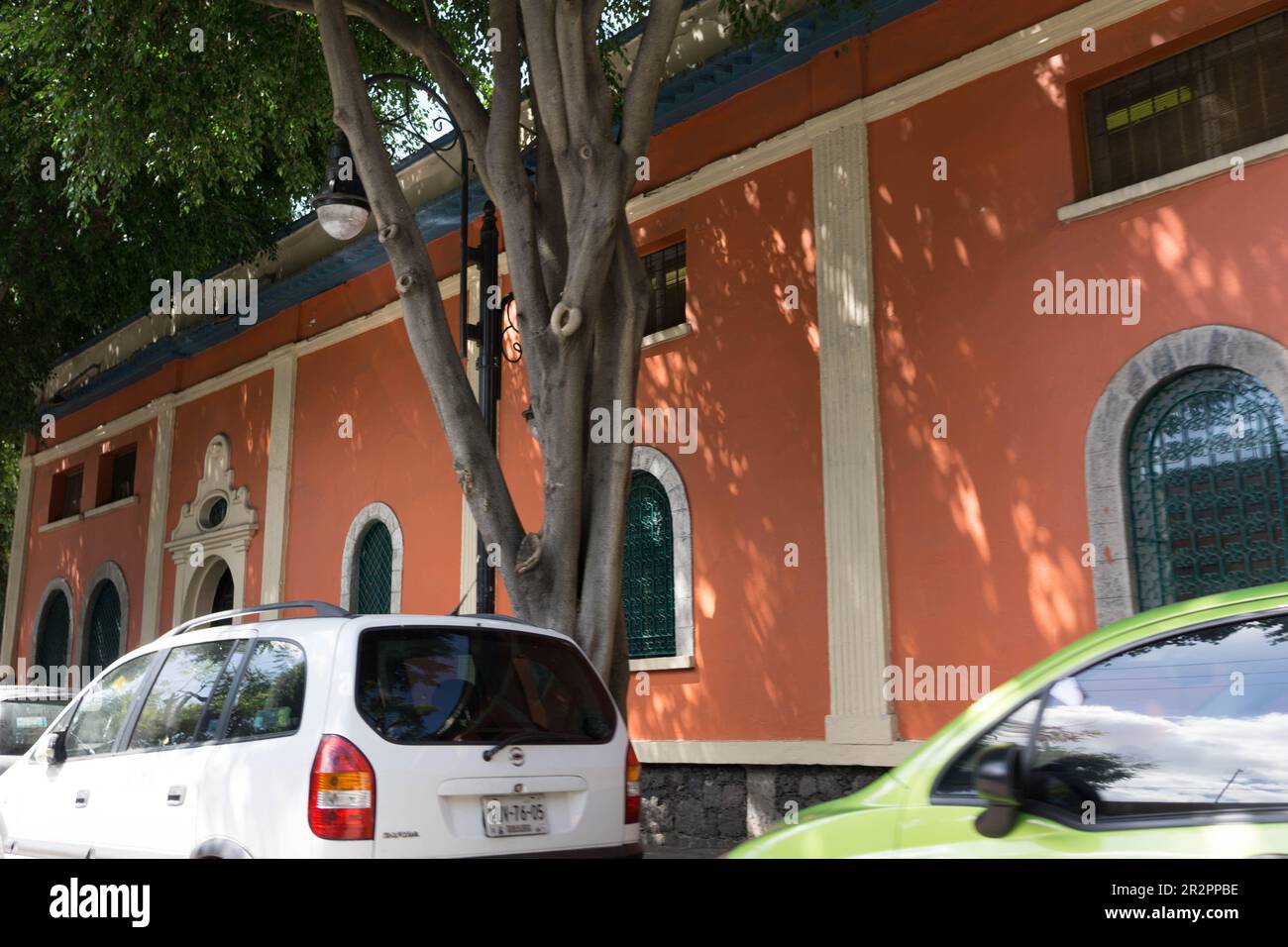 Privathäuser und geparkte Autos im Stadtviertel Coyoacan in Mexiko-Stadt. Stockfoto