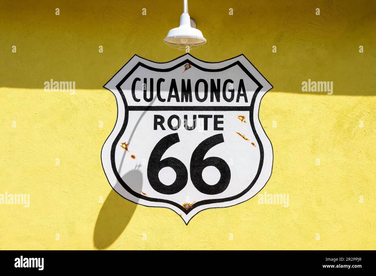 Rancho Cucamonga, Kalifornien, USA – 15. April 2023: USA Die Route 66 – die Mutterstraße – ist ein Symbol für Abenteuer und ihre vielversprechendsten Möglichkeiten. Stockfoto