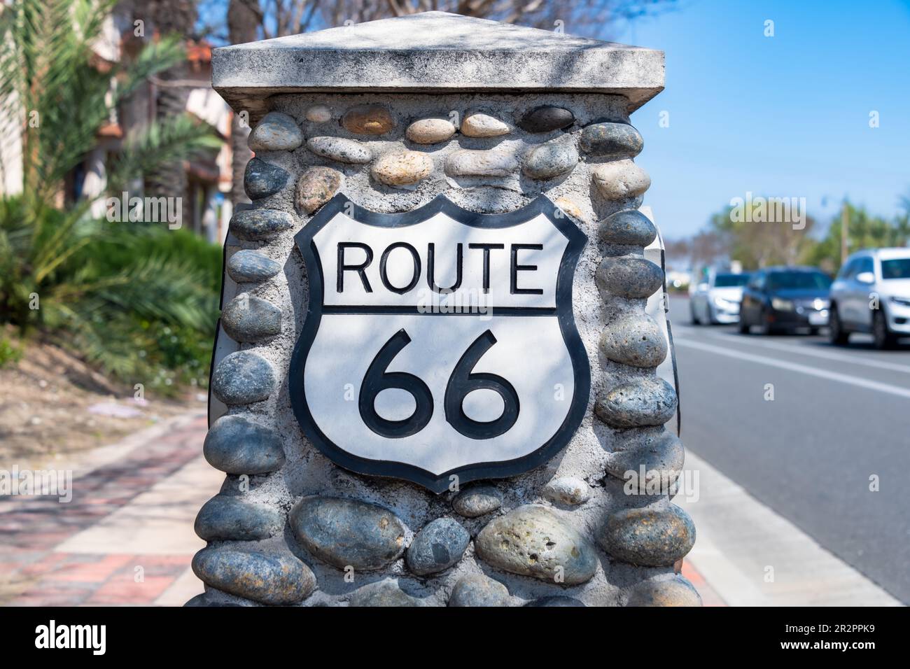 US Route 66 Schild am Fieldstone Obelisk Stockfoto