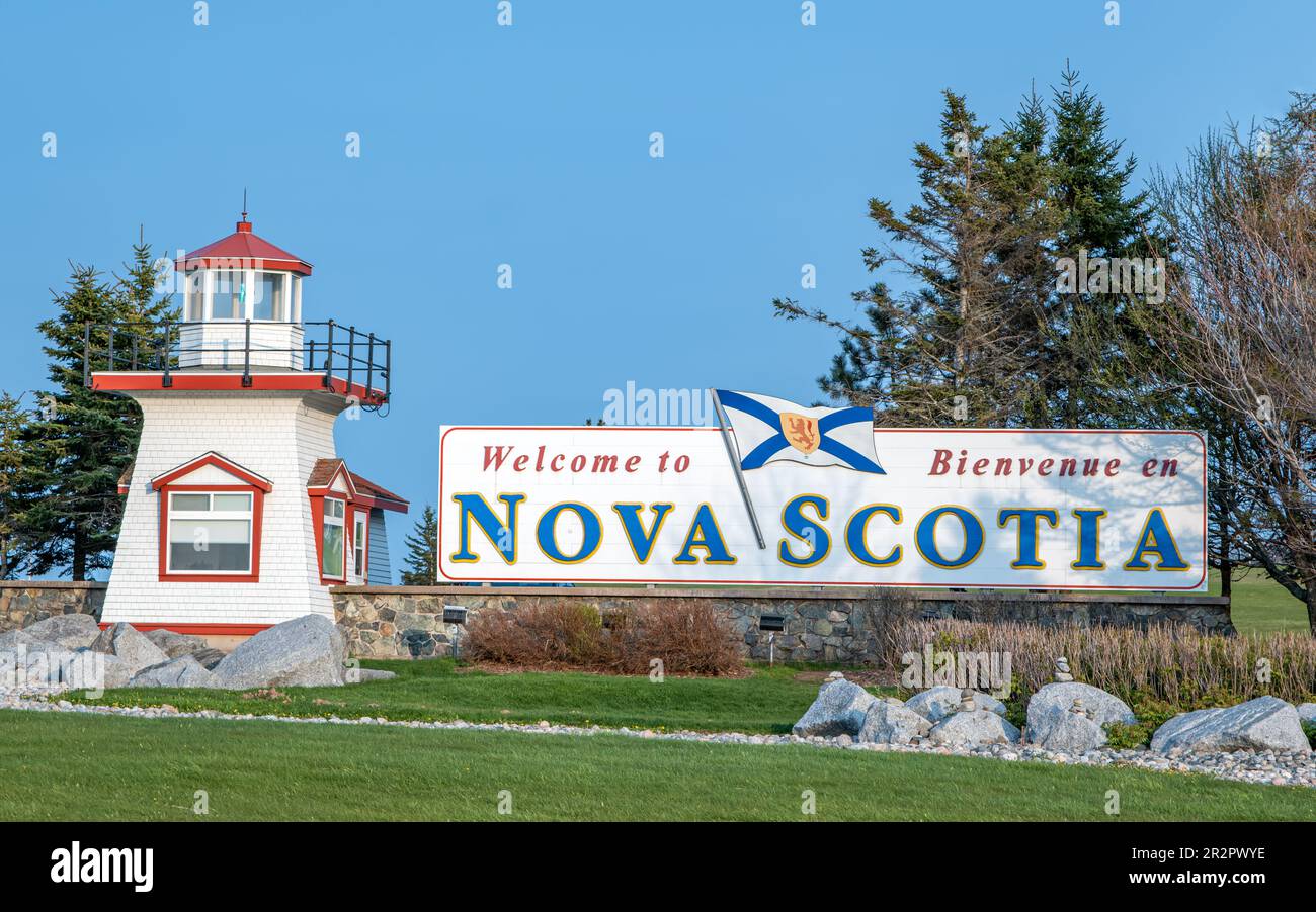 Ein Schild, das alle in der Provinz Nova Scotia, Kanada, willkommen heißt. Das Schild befindet sich am Besucherzentrum in der Nähe des Highway 104, wenn Sie Nova Scotia von dort erreichen Stockfoto