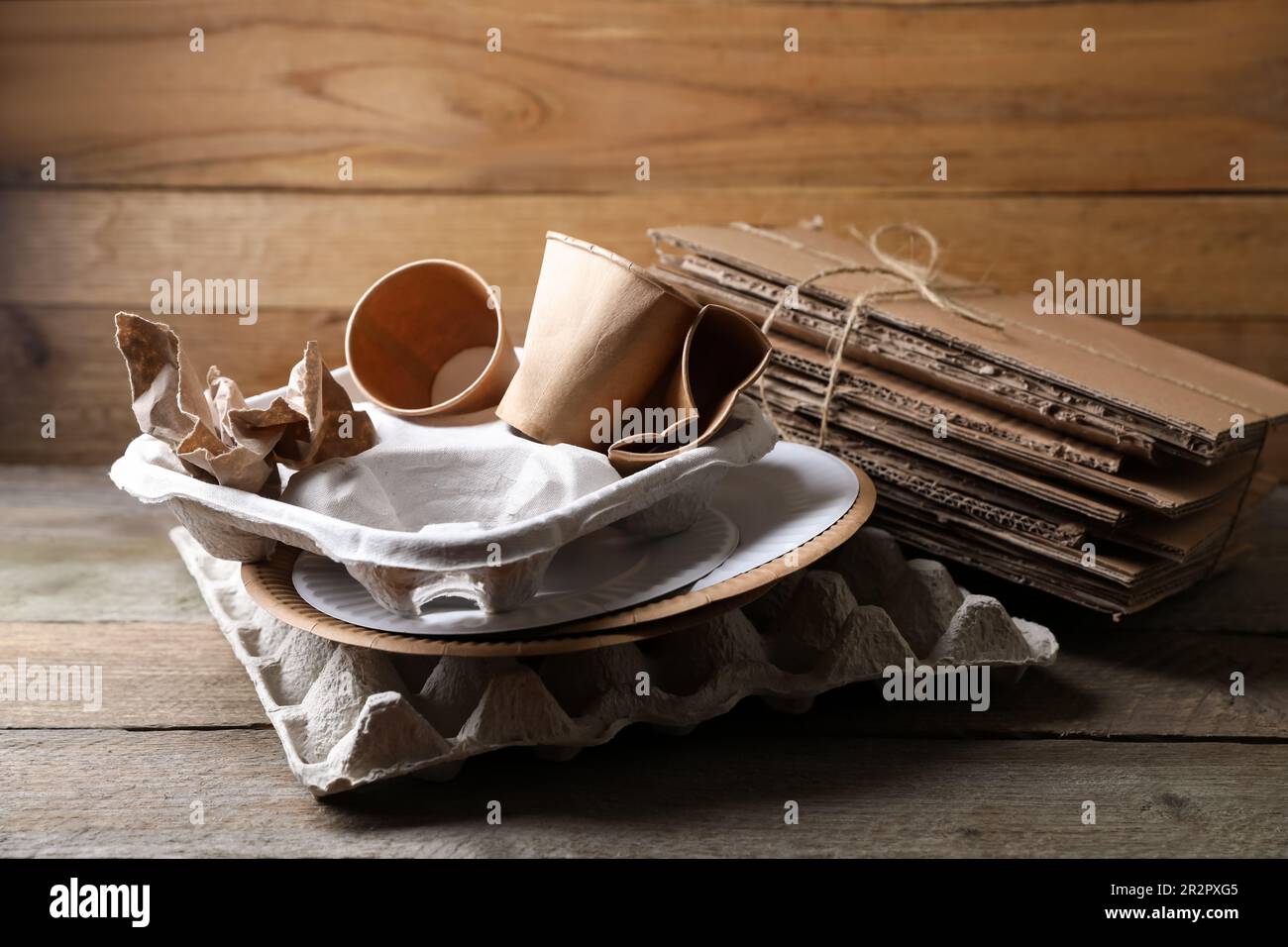 Anderes Altpapier auf Holztisch nahe der Wand Stockfoto