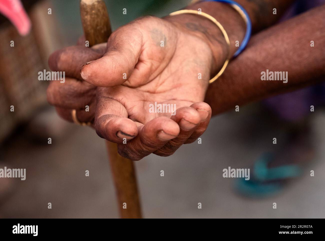 Bettler in Puttaparthi mit offenen Händen Stockfoto